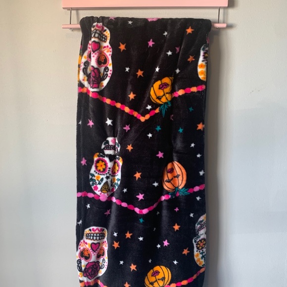 SUGAR SKULL PLUSH THROW BETSEY JOHNSON - Picture 3 of 6